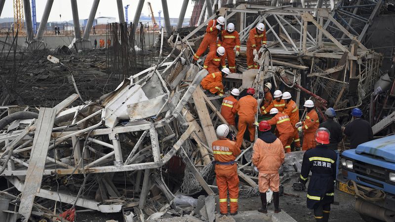 V sutinách zřícené budovy v Číně zahynulo nejméně 53 lidí